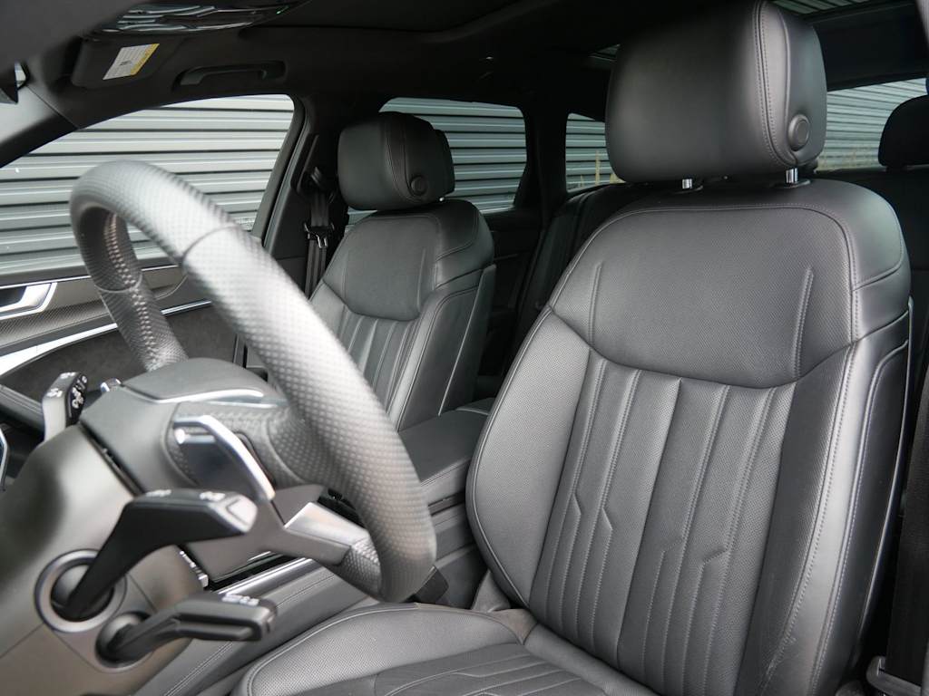 Thumbnail: 2021 Audi RS 6 - 6