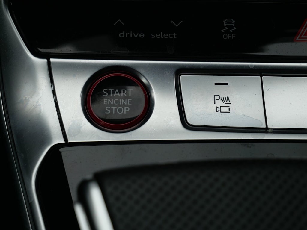 Thumbnail: 2021 Audi RS 6 - 21
