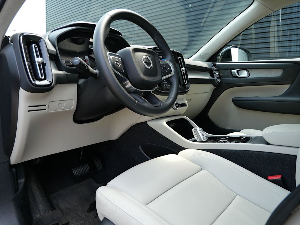 Thumbnail: 2025 Volvo XC40 - 2