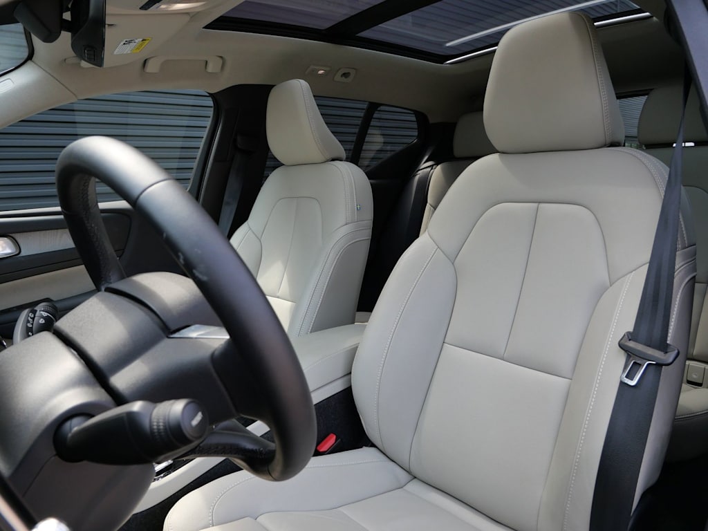 Thumbnail: 2025 Volvo XC40 - 6