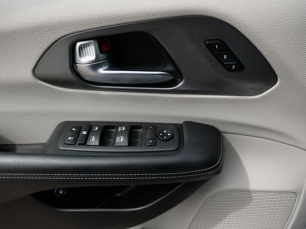 Thumbnail: 2022 Chrysler Pacifica - 18