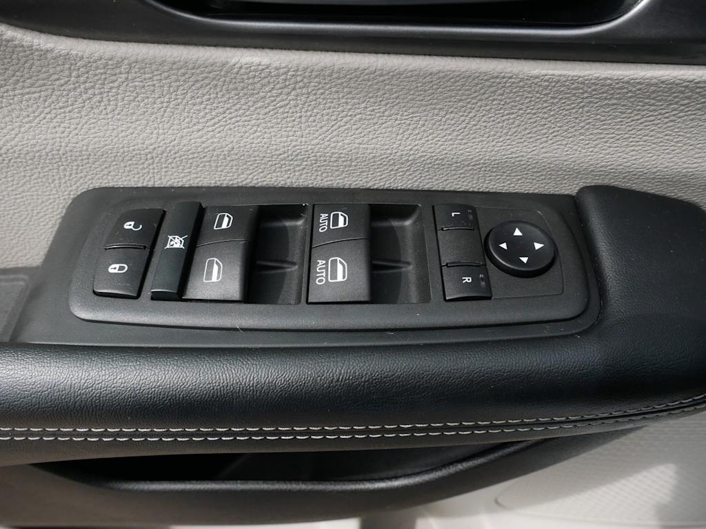 Thumbnail: 2022 Chrysler Pacifica - 17