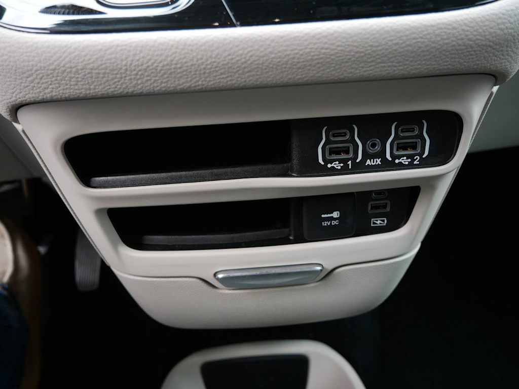 Thumbnail: 2022 Chrysler Pacifica - 21