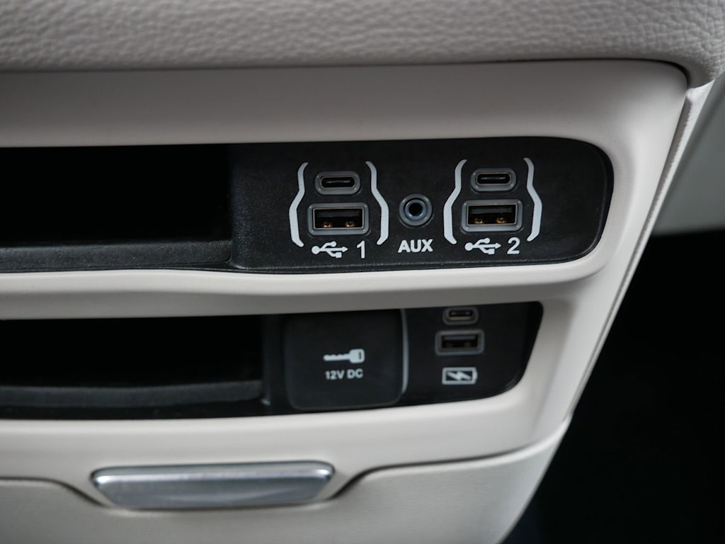 Thumbnail: 2022 Chrysler Pacifica - 26