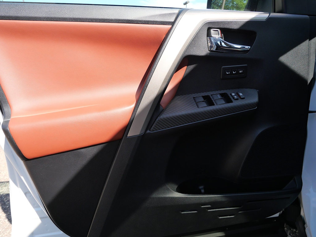 Thumbnail: 2015 Toyota RAV4 - 16