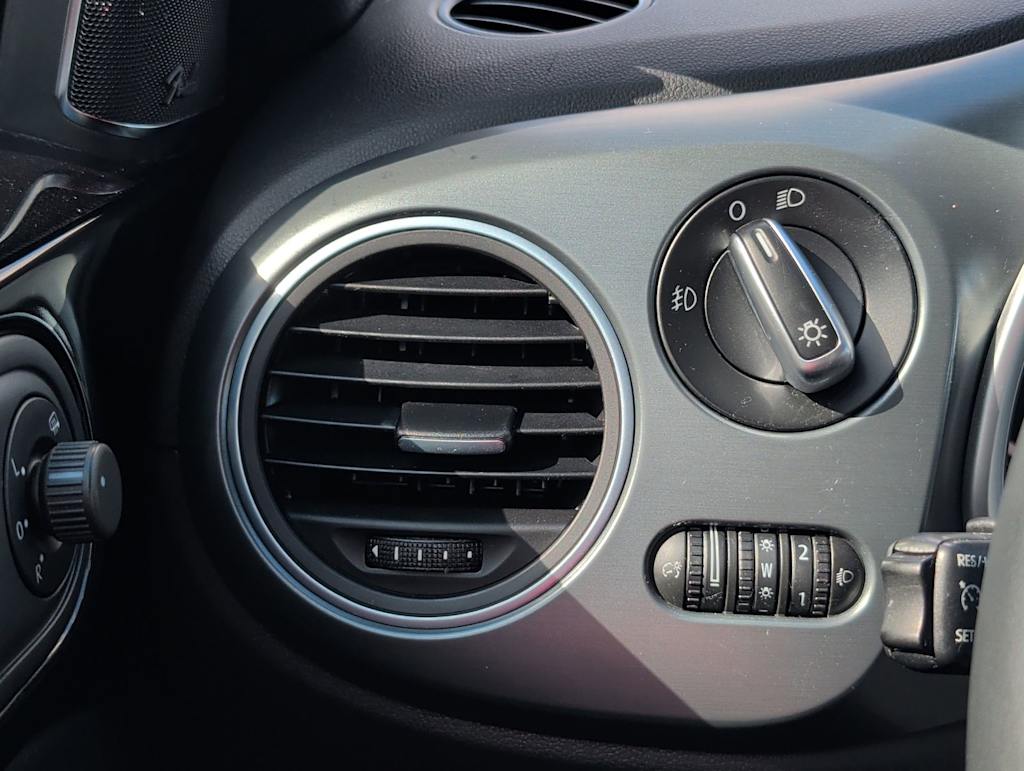 Thumbnail: 2014 Volkswagen Beetle - 27