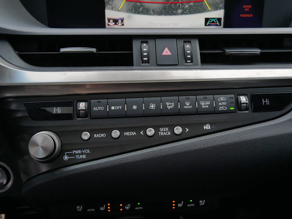 Thumbnail: 2021 Lexus ES - 17