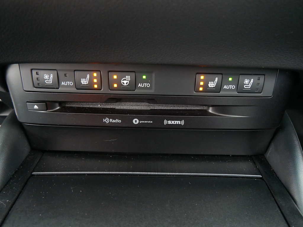 Thumbnail: 2021 Lexus ES - 18