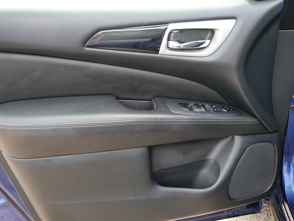 Thumbnail: 2019 Nissan Pathfinder - 17