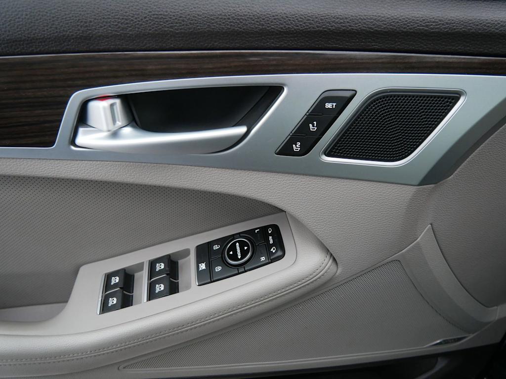 Thumbnail: 2015 Hyundai Genesis - 18