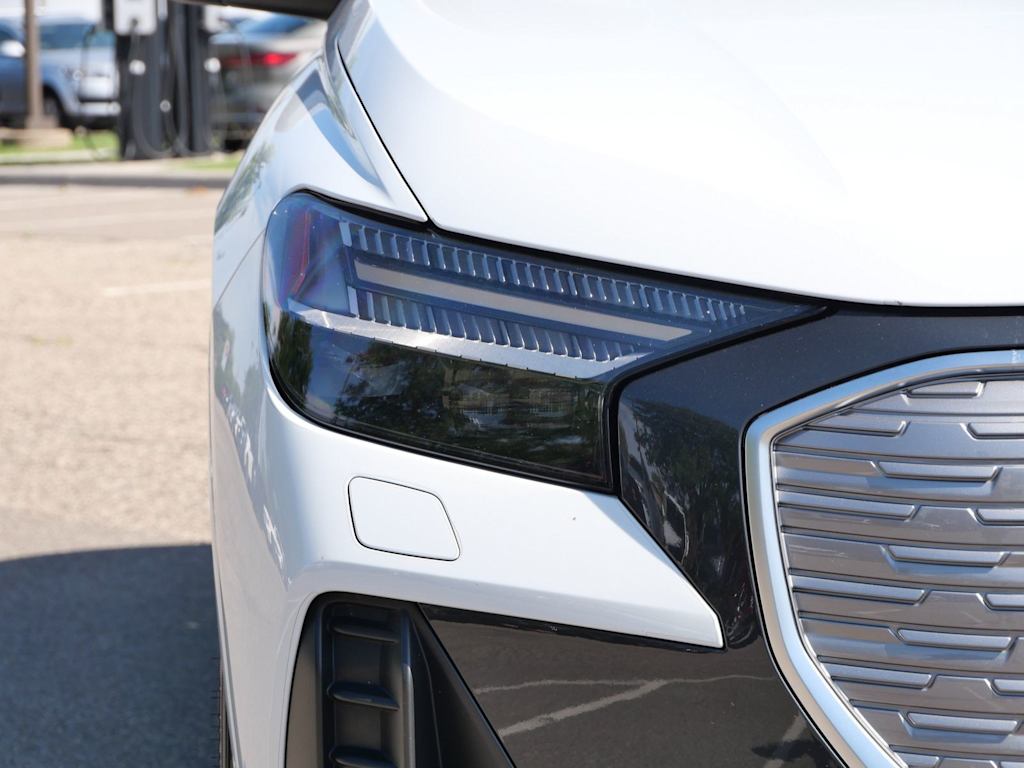 Thumbnail: 2022 Audi Q4 e-tron - 12