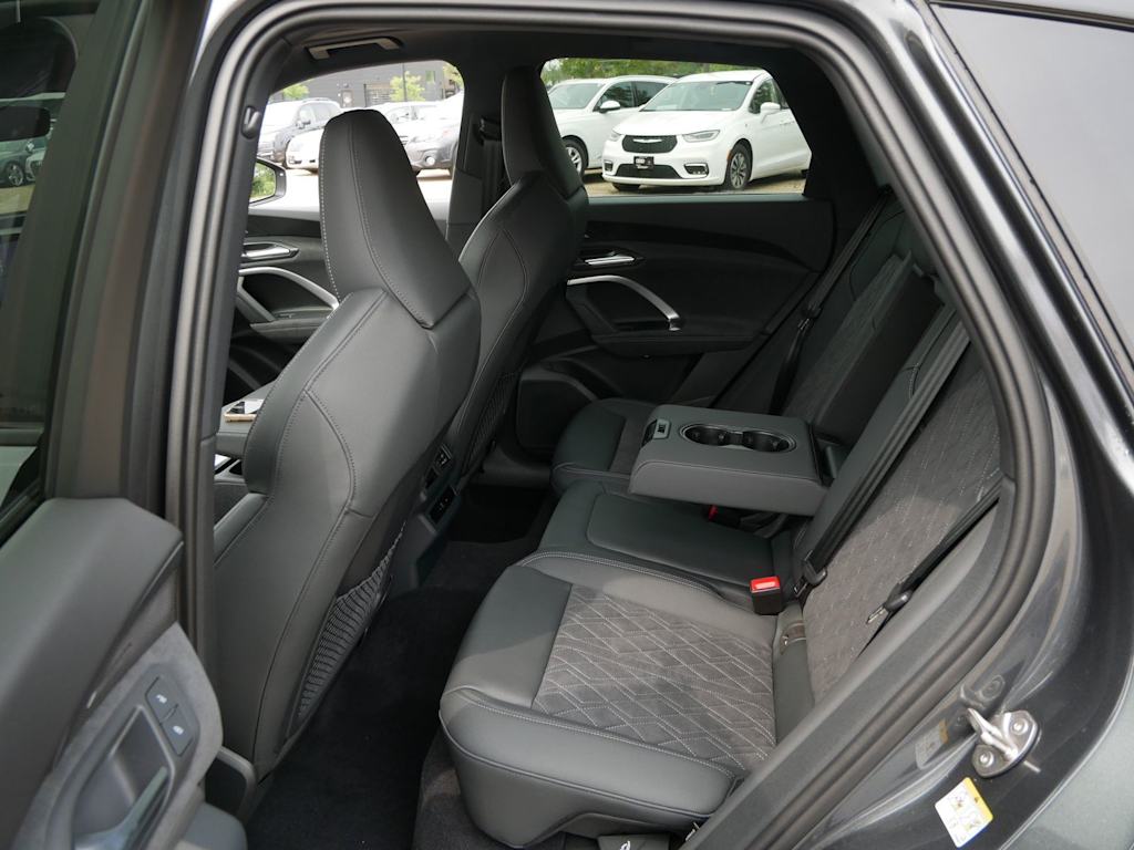 Thumbnail: 2026 Audi SQ5 - 8