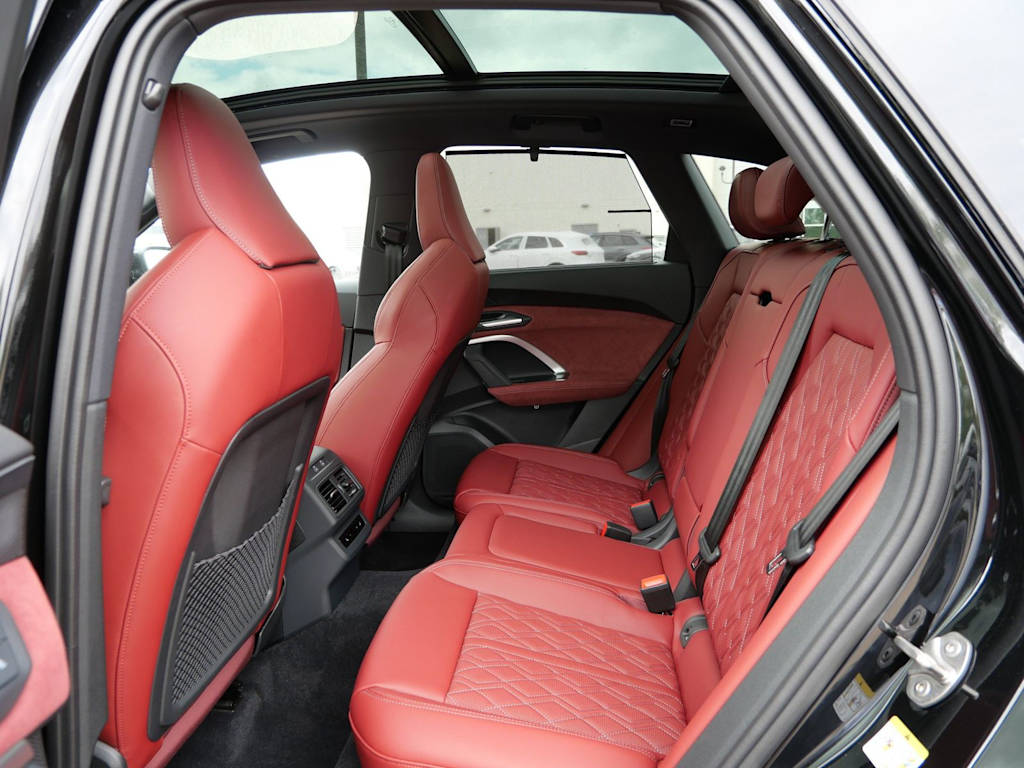 Thumbnail: 2026 Audi SQ5 - 8