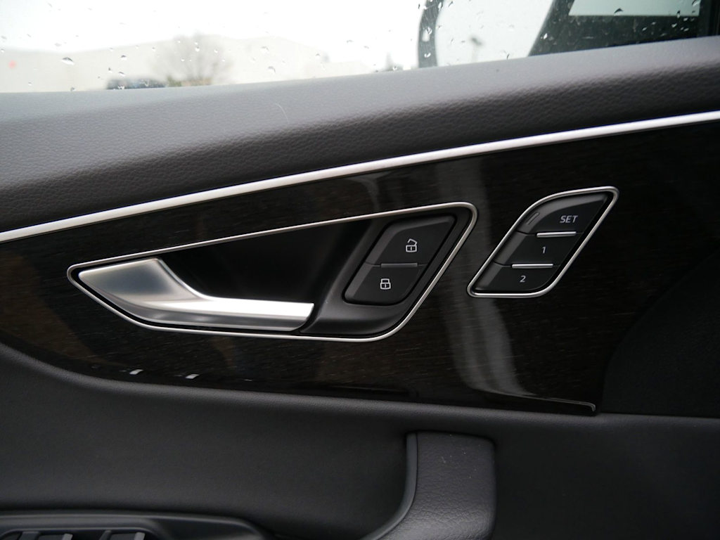 Thumbnail: 2025 Audi Q8 - 20