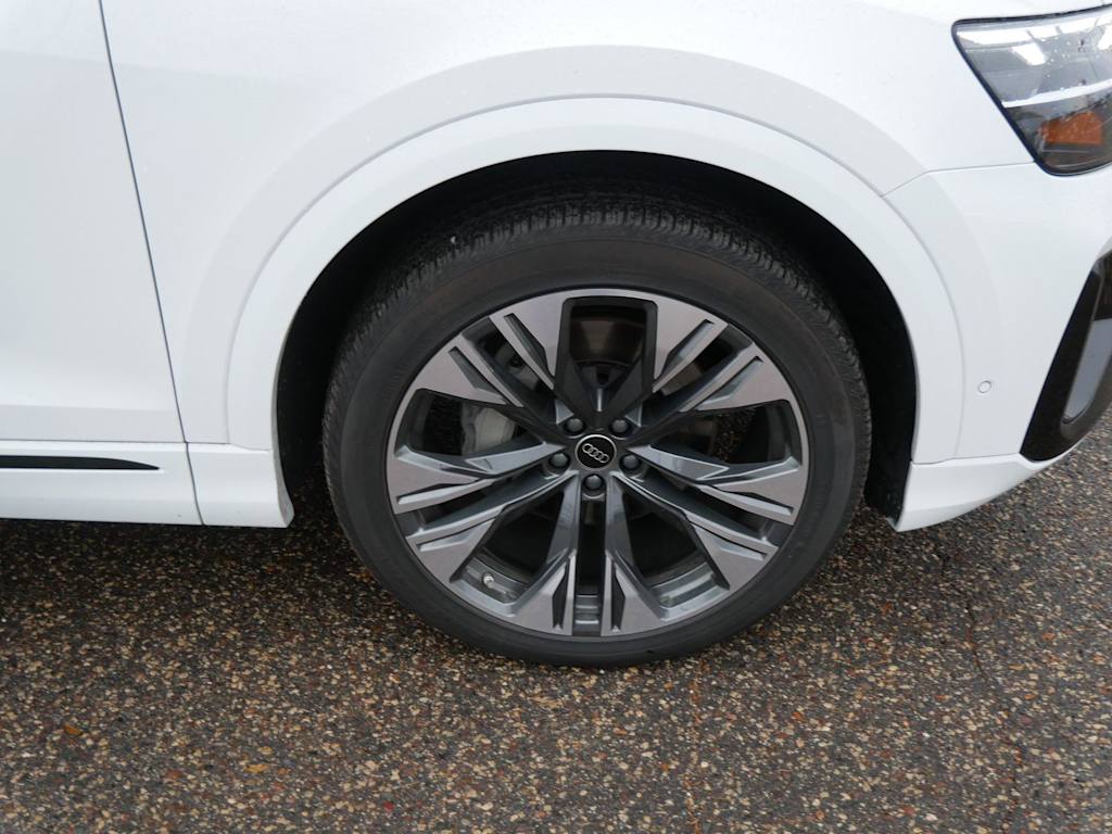 Thumbnail: 2025 Audi Q8 - 6