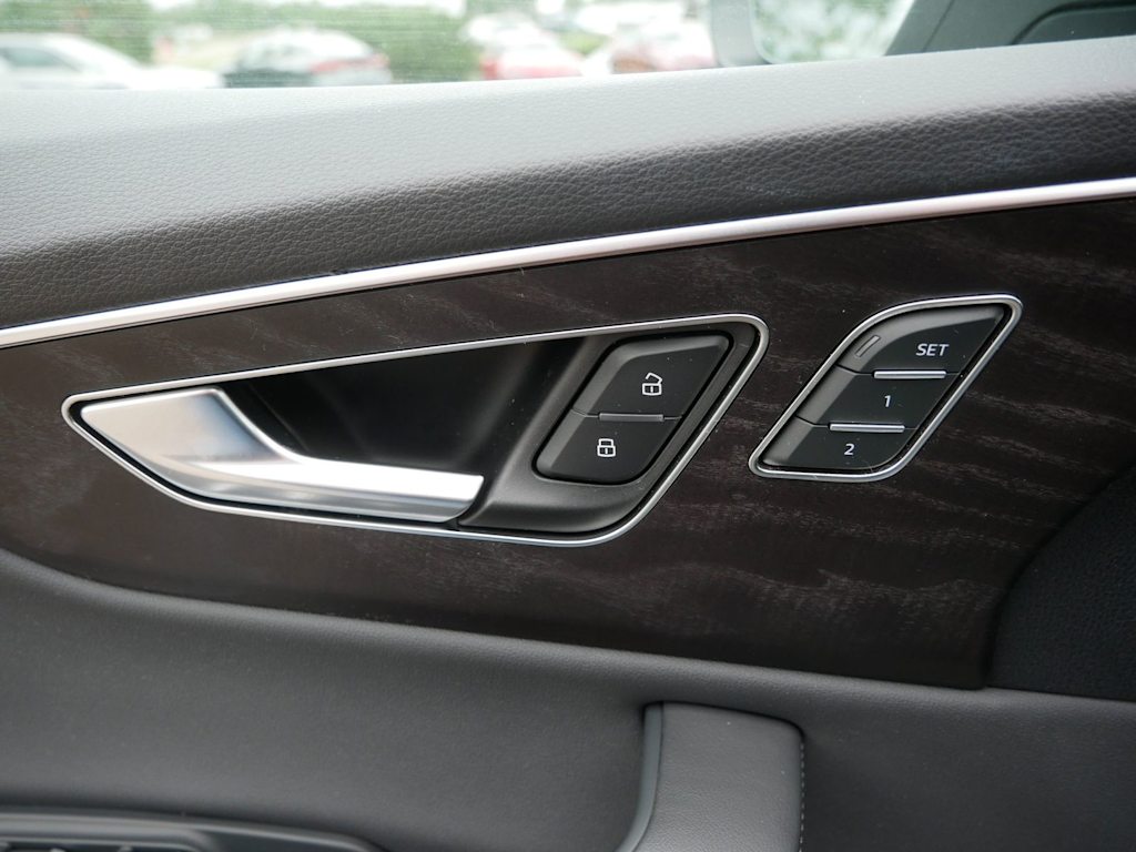 Thumbnail: 2023 Audi Q8 - 20