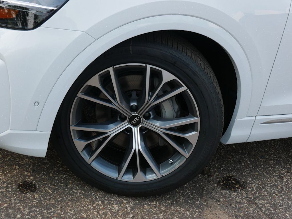 Thumbnail: 2026 Audi Q8 - 6