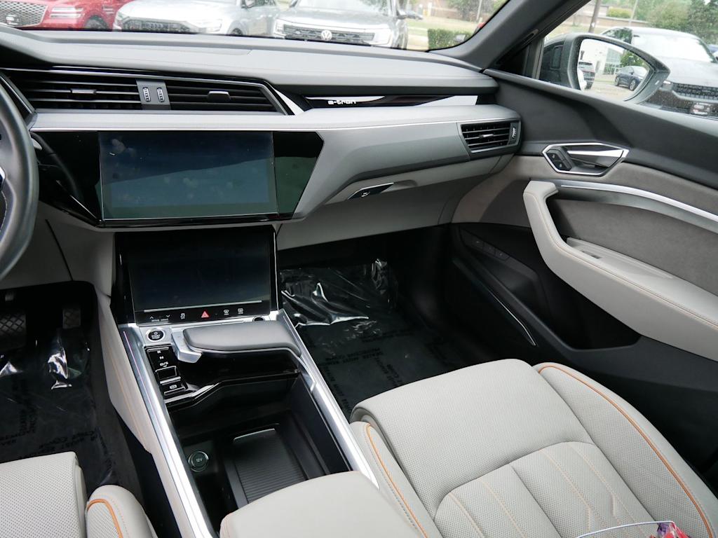 Thumbnail: 2024 Audi Q8 e-tron - 12