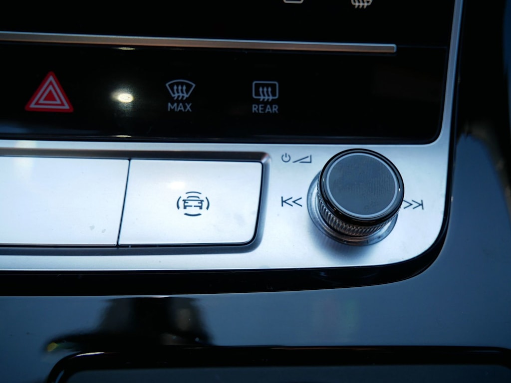 Thumbnail: 2025 Audi Q8 - 21