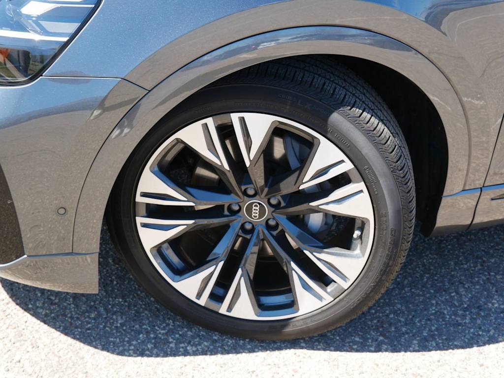 Thumbnail: 2025 Audi Q8 - 6