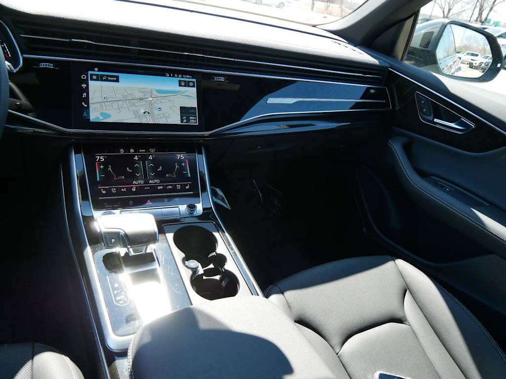 Thumbnail: 2025 Audi Q8 - 10