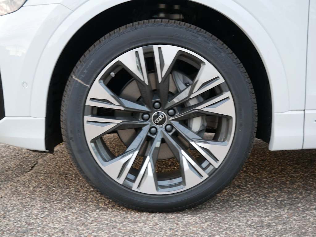 Thumbnail: 2026 Audi Q8 - 5