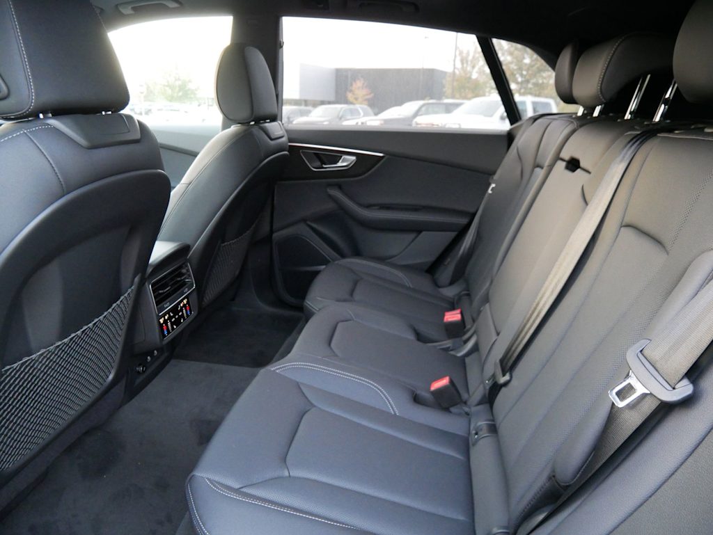 Thumbnail: 2026 Audi Q8 - 8