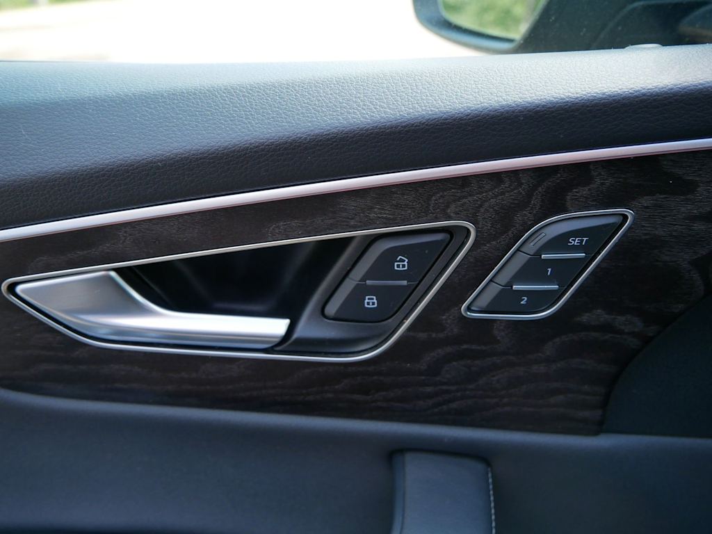 Thumbnail: 2023 Audi Q8 - 19