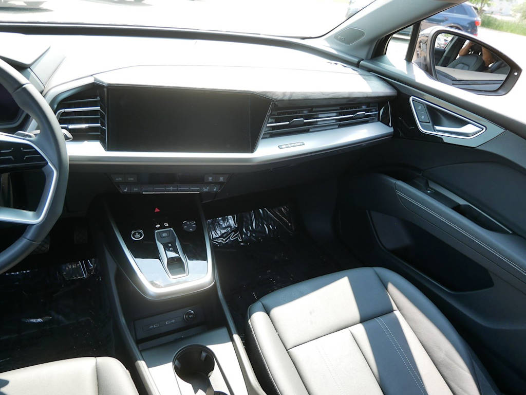 Thumbnail: 2023 Audi Q4 e-tron - 9