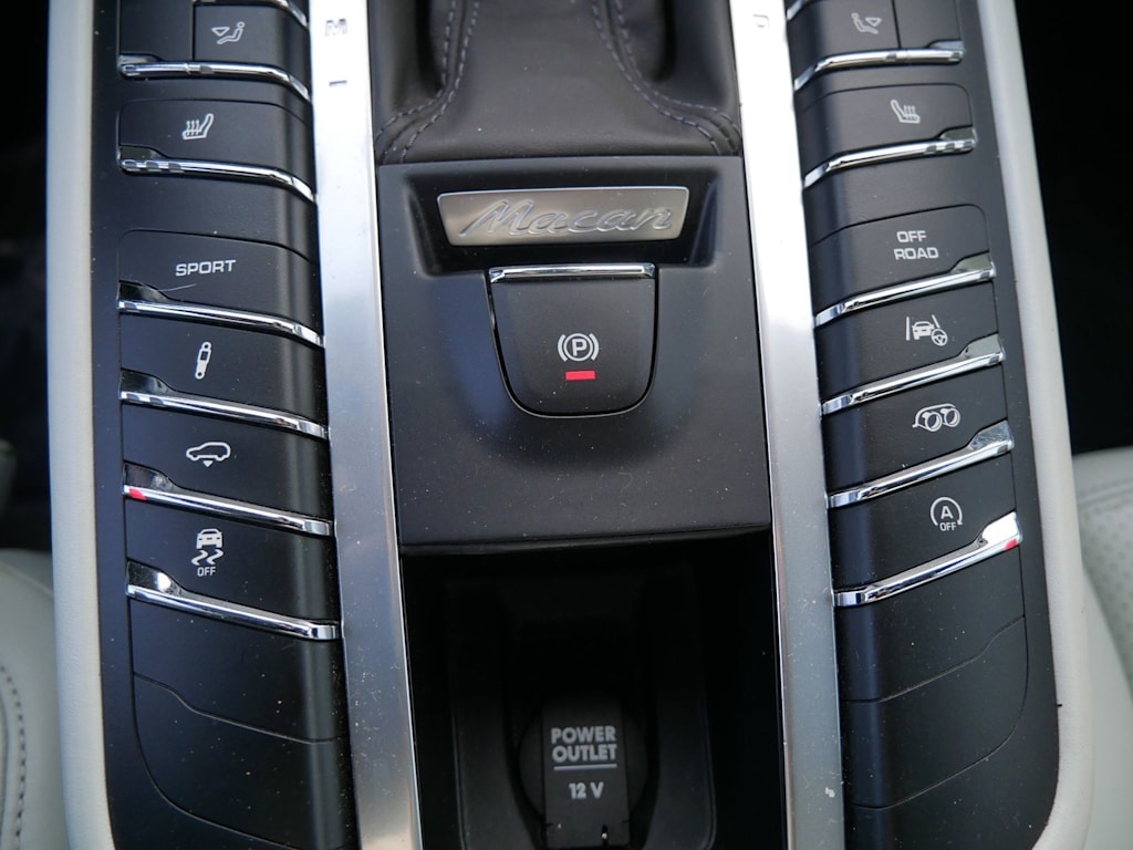 Thumbnail: 2017 Porsche Macan - 23