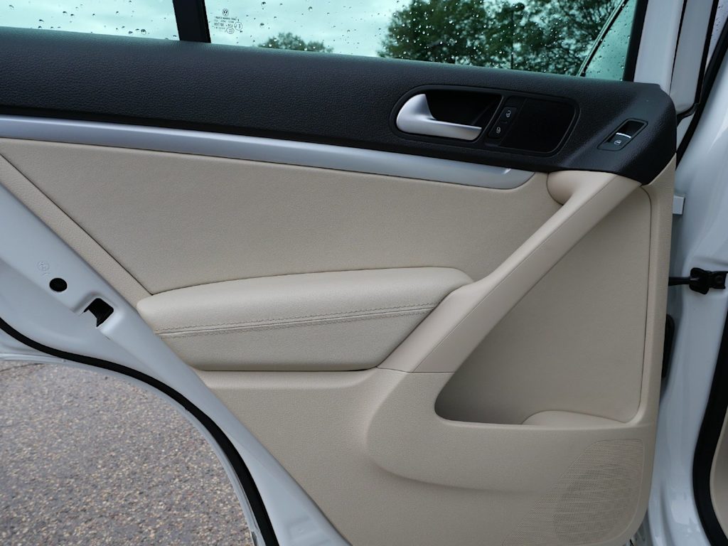 Thumbnail: 2016 Volkswagen Tiguan - 16
