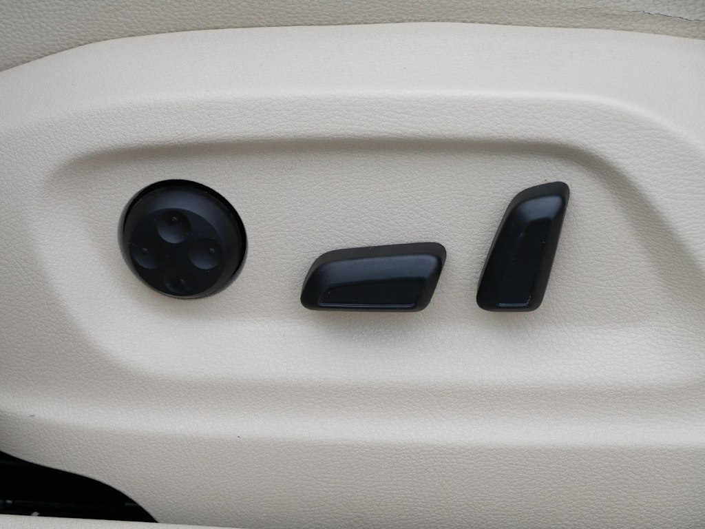 Thumbnail: 2016 Volkswagen Tiguan - 15