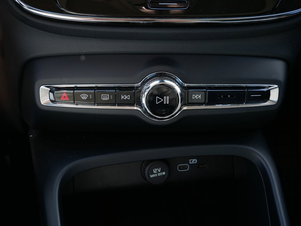 Thumbnail: 2023 Volvo XC40 - 14