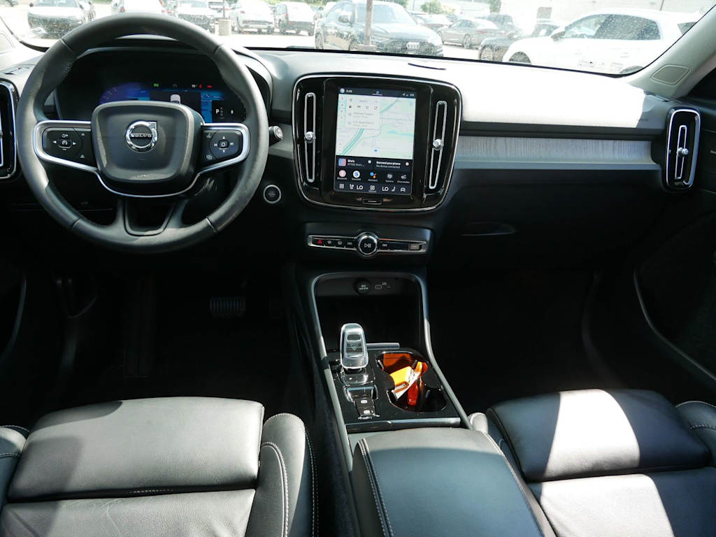 Thumbnail: 2023 Volvo XC40 - 9