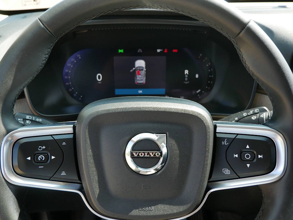 Thumbnail: 2023 Volvo XC40 - 25