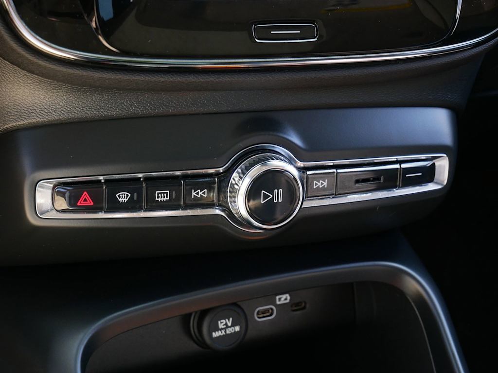 Thumbnail: 2023 Volvo XC40 - 22