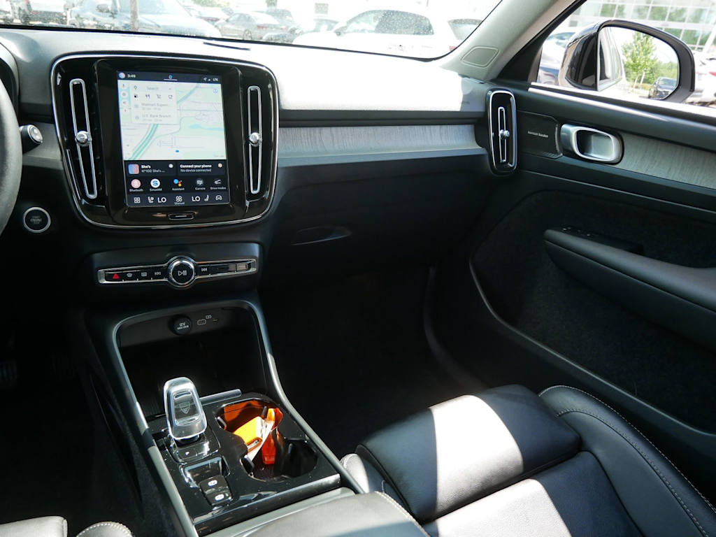 Thumbnail: 2023 Volvo XC40 - 10