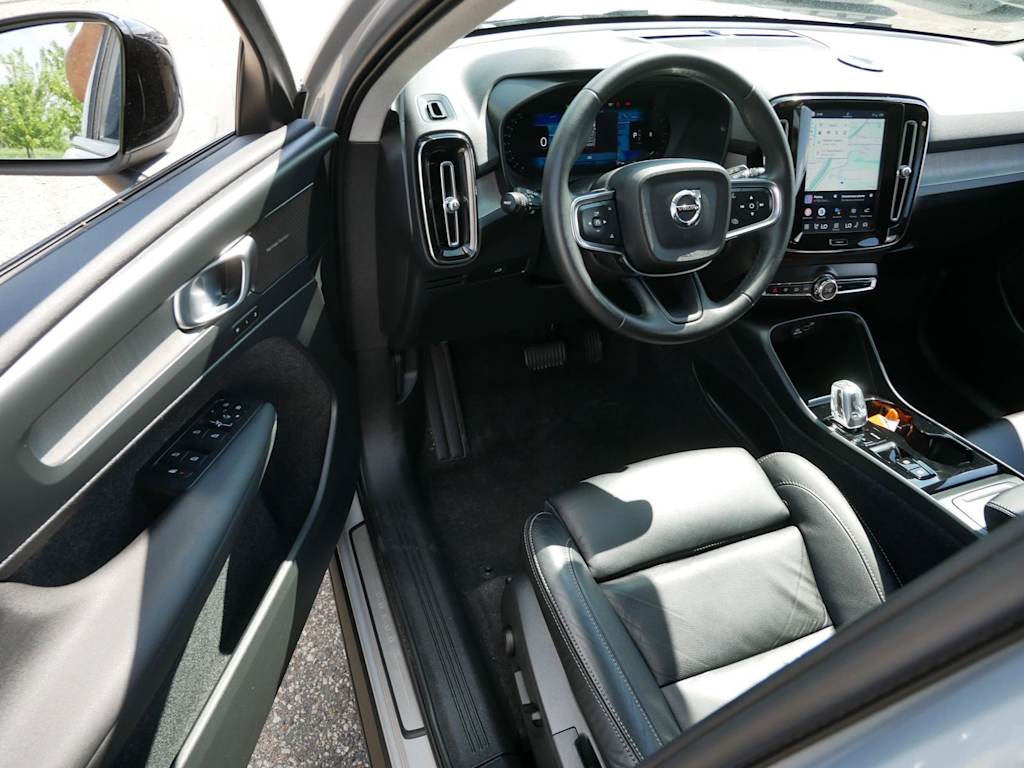 Thumbnail: 2023 Volvo XC40 - 2