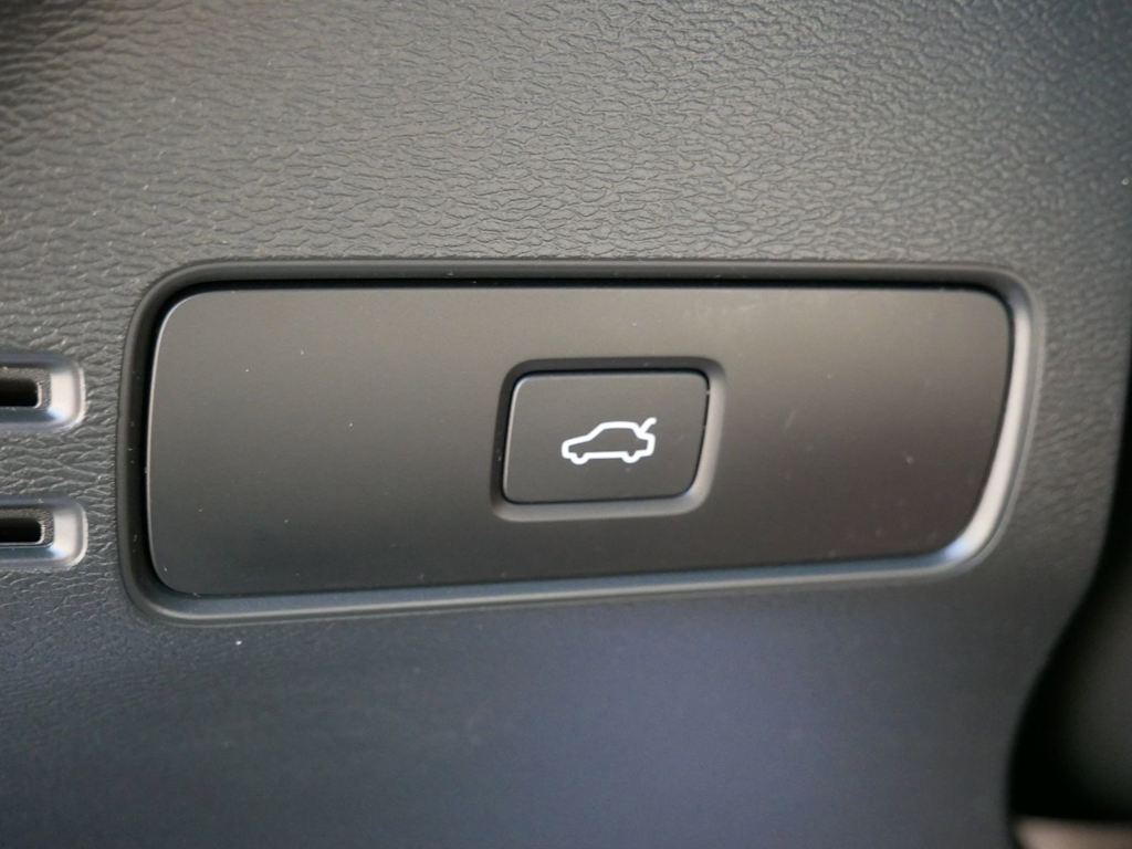 Thumbnail: 2023 Volvo XC40 - 28