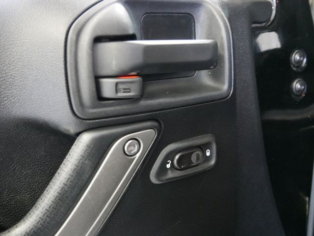 Thumbnail: 2015 Jeep Wrangler - 17