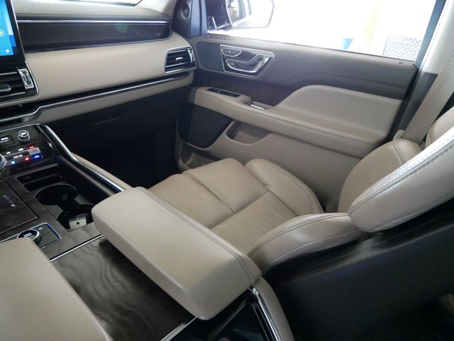 Thumbnail: 2022 Lincoln Navigator L - 8