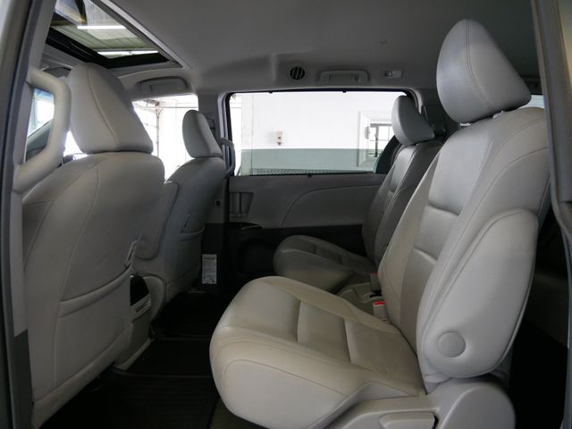 Thumbnail: 2017 Toyota Sienna - 9