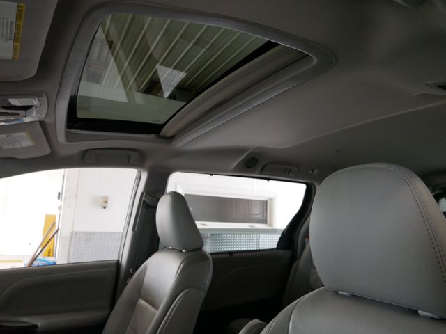 Thumbnail: 2017 Toyota Sienna - 17