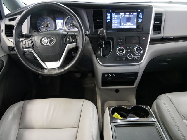 Thumbnail: 2017 Toyota Sienna - 6