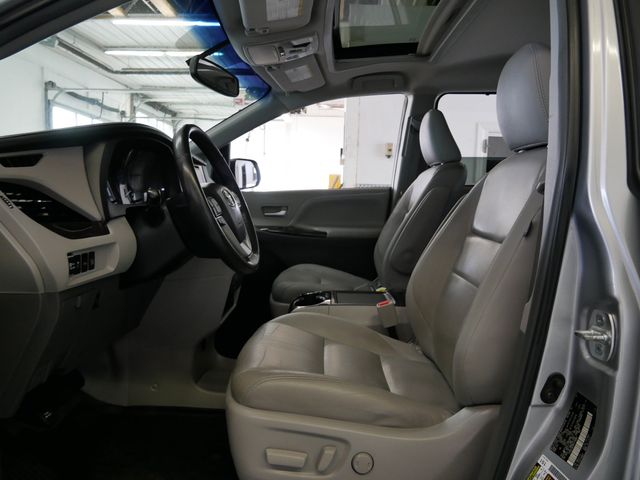 Thumbnail: 2017 Toyota Sienna - 7
