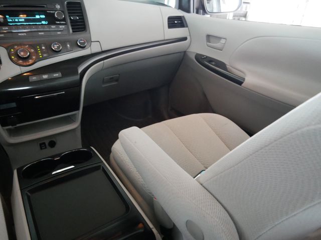 Thumbnail: 2011 Toyota Sienna - 17