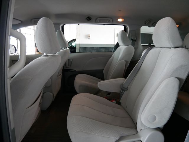 Thumbnail: 2011 Toyota Sienna - 9
