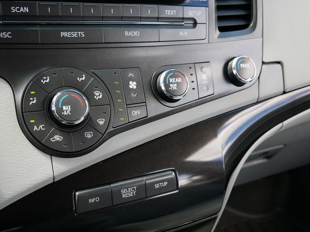 Thumbnail: 2011 Toyota Sienna - 21