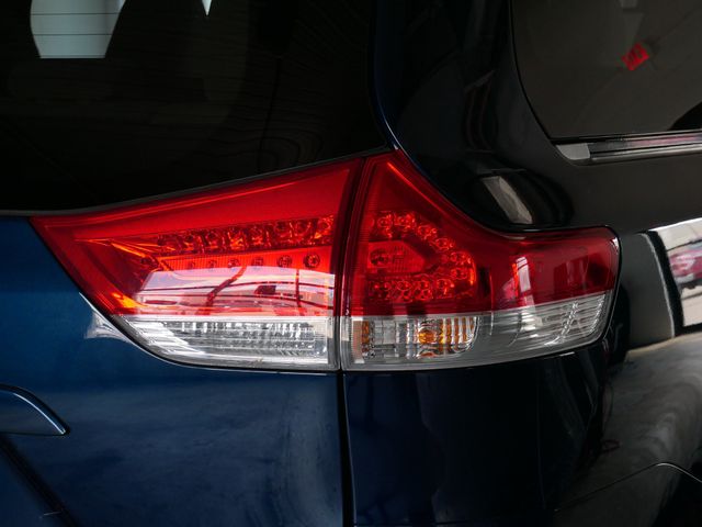 Thumbnail: 2011 Toyota Sienna - 16