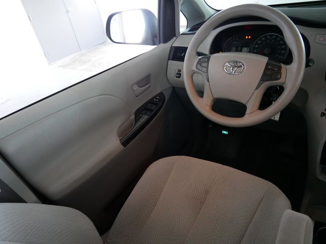 Thumbnail: 2011 Toyota Sienna - 7